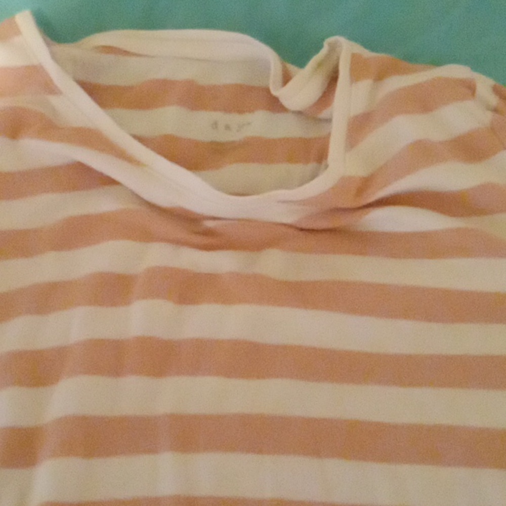 A stripe nude colors. It is very comfortable specially to travel. Size Medium.